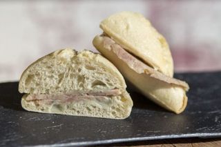 33 Montadito De Lomo Y Roquefort