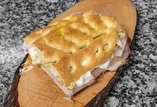 Prosciutto cotto, carciofi, stracchino, mozzarella