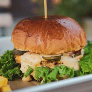 Бургер "Chiken" з картоплею фрі (360г)