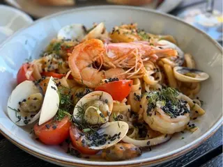 Udon z owocami morza i małżami vongole