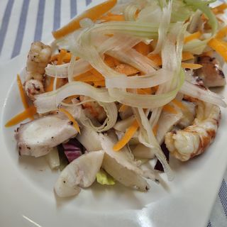 Insalata di mare con calamari, gamberoni e polpo verace