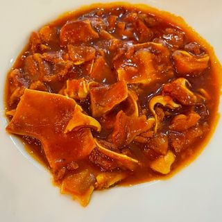 Oreja Con Tomate Y Salsa Ají