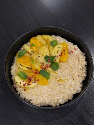 Вівсяна каша з карамелізованим бананом яблуком та апельсином