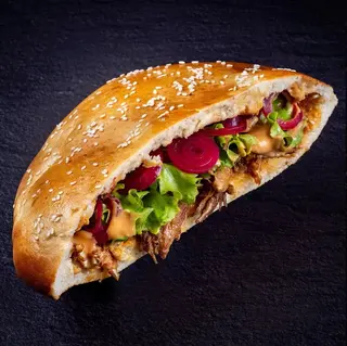 Smokey sandwich cu pulled porc