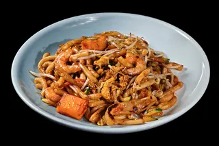 42 Udon con verdure e misto di mare