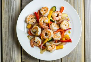 Duże krewetki z warzywami i grzybami