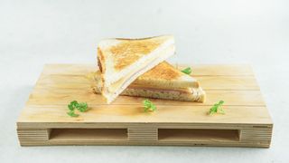 Toast sa šunkom i sirom