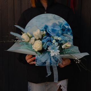 Композиція в дерев'яній коробці квітів мікс кольорів