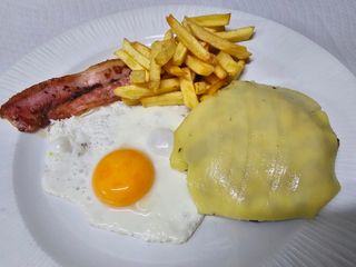 108.- Hamburguesa Con Bacón Y Queso, Huevo Y Patatas 