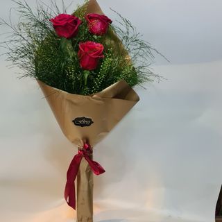 Buket 3 crvene kraljevske ruze ( zlatno pakovanje)