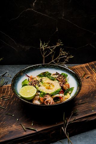 Salată „Mojito" cu fructe de mare