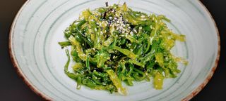 Салата от водорасли гома уакаме