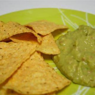 Nachos Con Guacamole y Cheddar