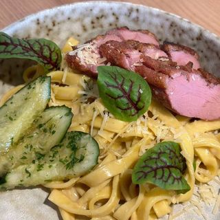 Паста з качиним філе та битими огірками
