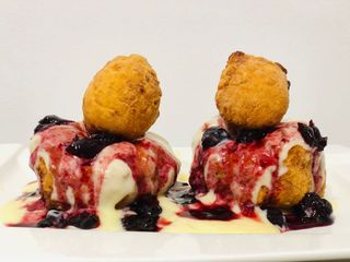 Papanasi cu vanilie si dulceata de afine