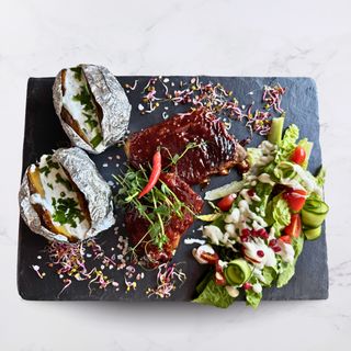 Żeberka w marynacie Jim Beam z pieczonym ziemniakiem z dzikiem