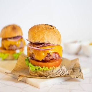 Hamburguesa con queso y ensalada