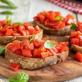 Bruschetta tomate y albahaca