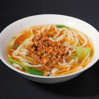 Ramen fatti a mano in brodo con carne macinata