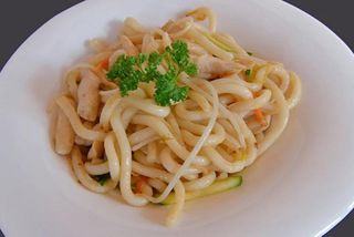 Spaghetti udon con pollo salsa teriyaki