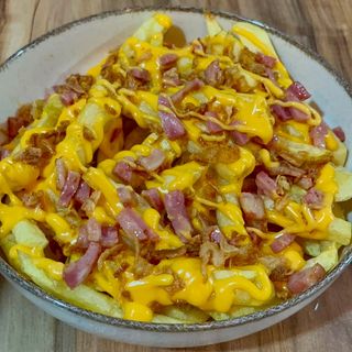 Batata frita com cheddar , bacon e cebola crispy