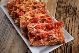 Pan de cristal con tomate y ajo