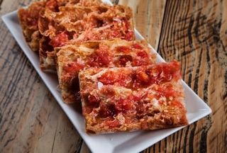 Pan de cristal con tomate