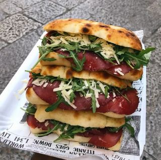 Pan focaccia bresaola, rucola e scaglie di grana