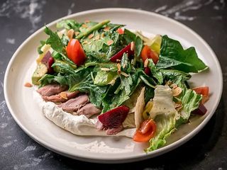 Теплий салат з качкою та пряною грушею (260 грамм)