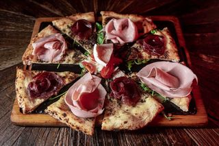 Focaccia con mortadella y bresaola con crema de trufa