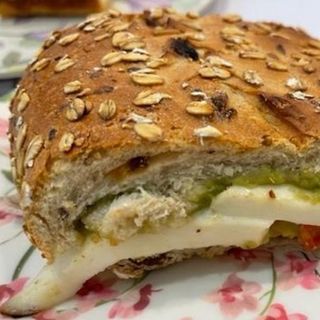 Pan con avena y pasas con jamón serrano, cherry y aceite de trufa