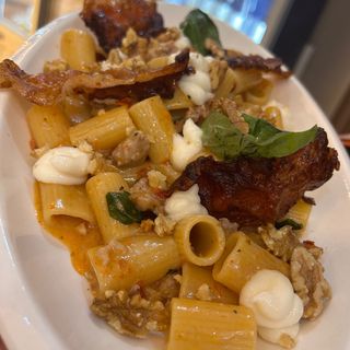 Mezze maniche con noci, guanciale, crema di parmigiano e pomodoro secco