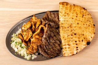 1/2 pileći stek i 1/2 ramstek