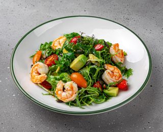 Salată cu creveți, avocado și sos de tahini