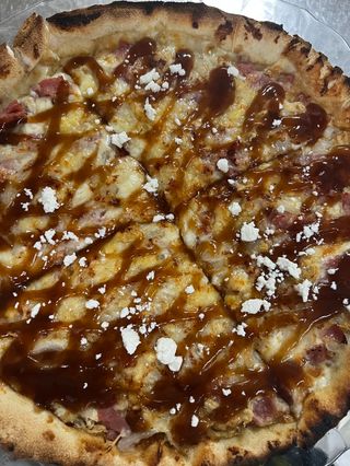 Salsa Barbacoa, Pollo Cebolla Confitada, Bacon y Queso de Cabra.