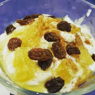 Yogurt con frutta secca e miele