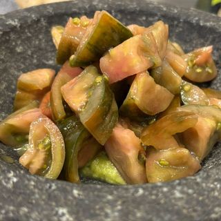 Tomate de temporada con aove y guacamole