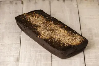 Brownie De Algarroba, Manzana Y Almendra. Ración 100 Grs.