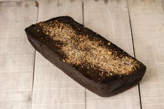 Brownie De Algarroba, Manzana Y Almendra. Ración 100 Grs.