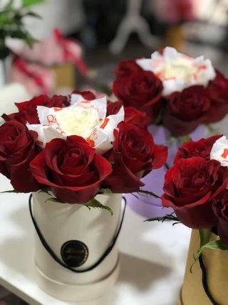 Cutie S 34 cu trandafiri si bomboane