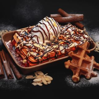 მარწყვი და ნაყინით კოფეინის ბელგიური ვაფლი