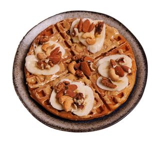 Бельгійські вафлі з арахісовою пастою, горіхами, медом та бананом