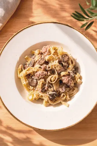 Tagliatelle con longaniza, crema de trufa y setas y Grana Padano