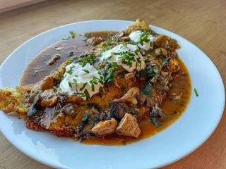 Placek po bytomsku , surówka