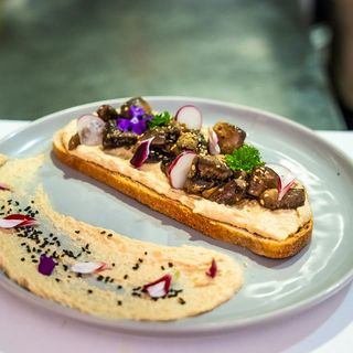 Tosta De Humus Con Champiñones Al Ajillo
