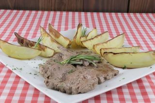 Tagliata de solomillo de res con aceite, romero y patatas al horno