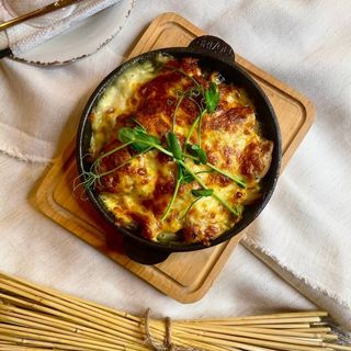 Пательня з індичкою під вершковим соусом