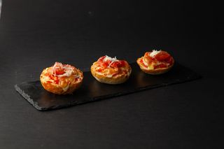 Bruschette con prosciutto﻿