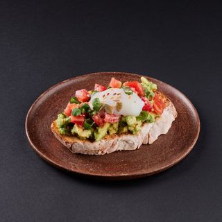 Toast cu avocado si ou posat