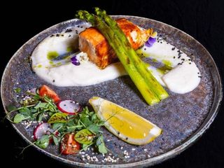 Лосось з пюре з цвітної капусти з спаржею (0.100/0.150/0.050g)